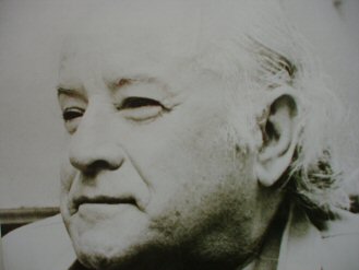 "O poeta tem olhos de gua para reflectirem todas as cores do mundo" 