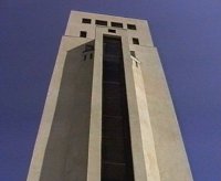 - O elevador est� avariado. Algu�m trouxe uma corda?