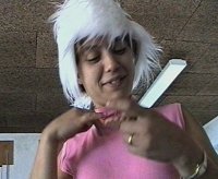 - J� agora... acho que vou pintar as unhas